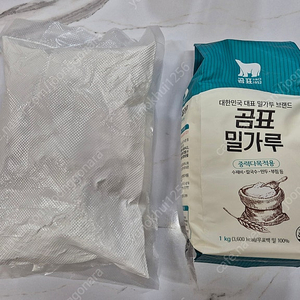 찹쌀가루1.2kg, 곰표중력분1kg 2봉 새제품입니다. 세척만 한 DK 텀블러350ml 다 합해서 택포함 15,000원에 드릴게요