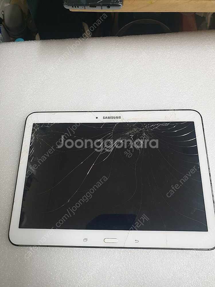 삼성 갤럭시탭 SM-T530 강화유리 파손--2