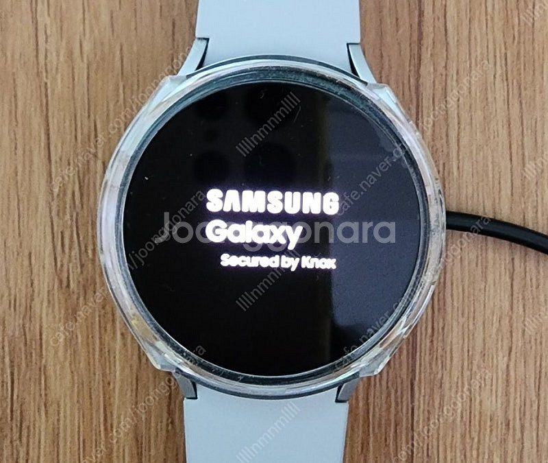 상태좋은 갤럭시워치4 44mm 실버판매합니다--1
