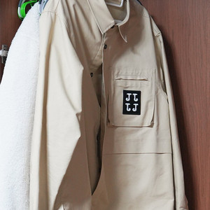 제이더블유오 FRONT WAPPEN SHIRT