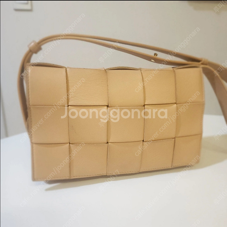 보테가베네타 아몬드색 카세트백입니다--2
