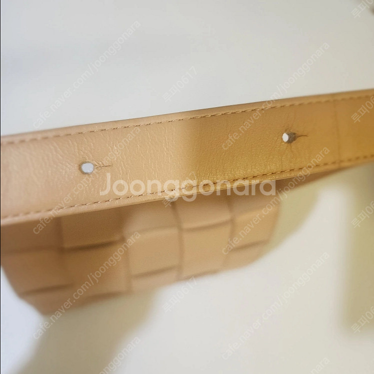 보테가베네타 아몬드색 카세트백입니다--4
