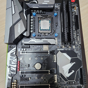 i7 8700k + Z370 aorus gaming 7 + Corsair Vengeance RGB 16GB 3600MHz 세트로 판매합니다.