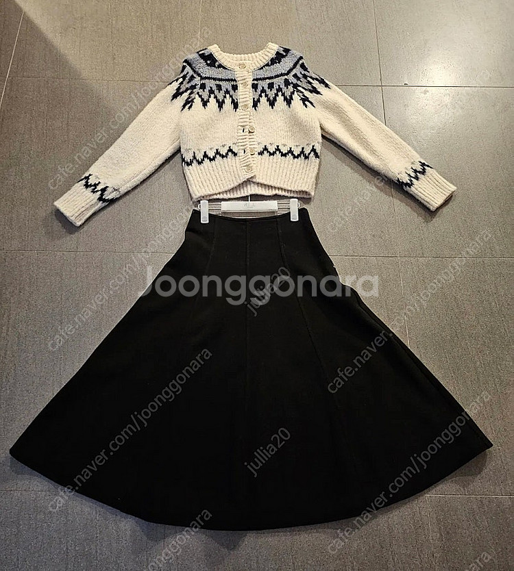 리엘 Noel flare skirt 노엘 플레어 스커트 리엘 노르딕 가디건 아이보리 일괄판매합니다--2