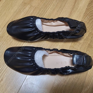 꺌랑 주름 웨지 플랫 블랙 화이트
