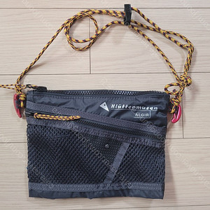 클라터뮤젠 알기르 백 S 사이즈(KLATTERMUSEN Algir Accessory Bag Small) 중고 판매합니다.
