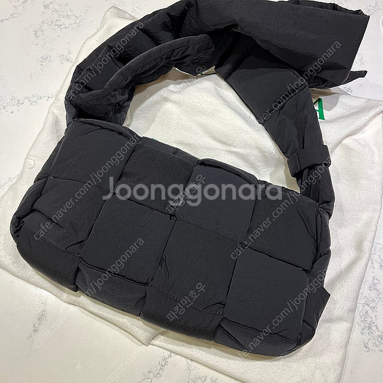 보테가베네타 패딩 카세트백 블랙 새제품 팝니다. Bot...--1