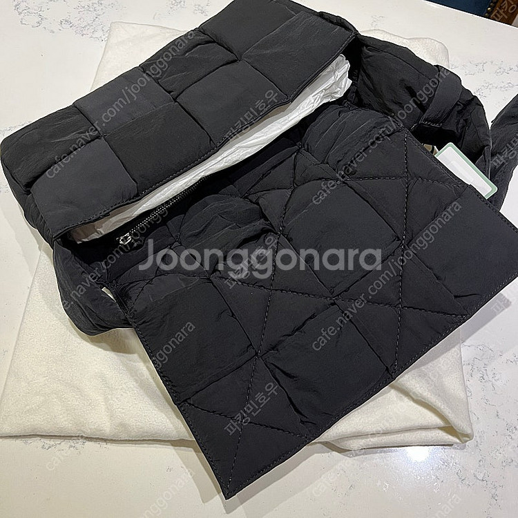 보테가베네타 패딩 카세트백 블랙 새제품 팝니다. Bot...--2