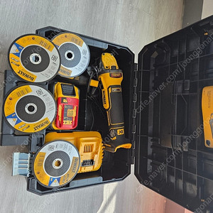 디월트 그라인더 DCG409X1 60V 3.0Ah 5인치