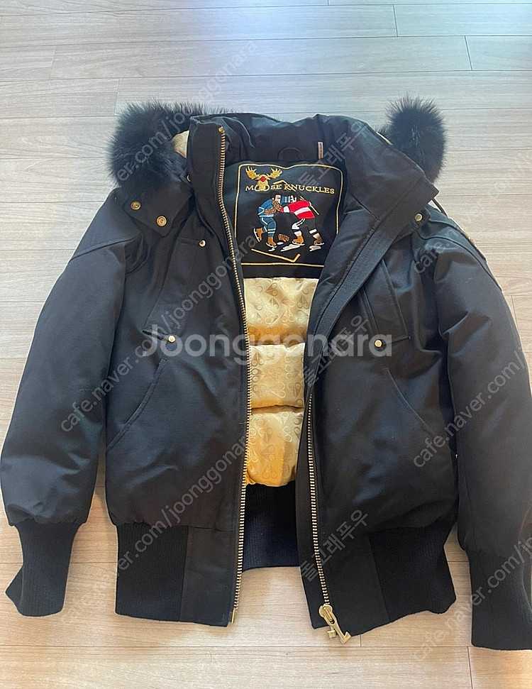 무스너클 금장 한정판 패딩 팝니다(여자 사이즈)--0
