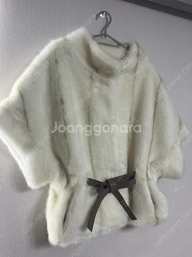 메이드바이위 페이크퍼 케이프자켓--1