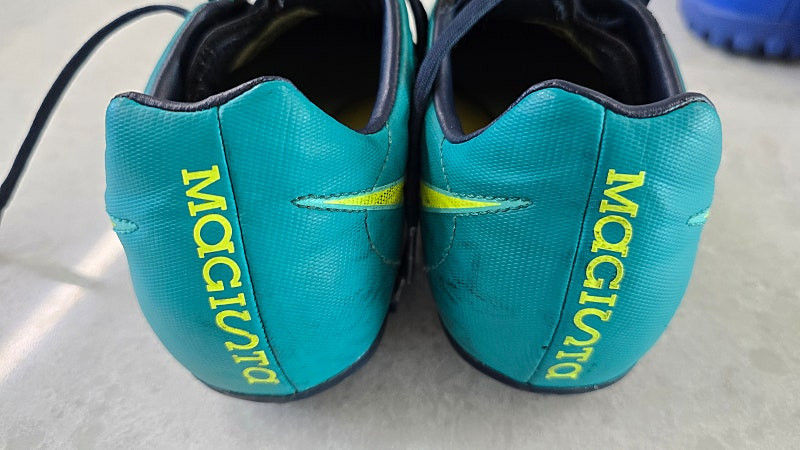 풋살화,축구화 아동 230 두가지 묶음판매--8