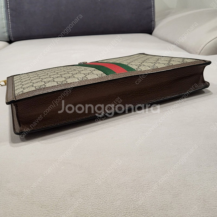 구찌 오피디아 GG 수프림 포트폴리오 클러치 팝니다--7