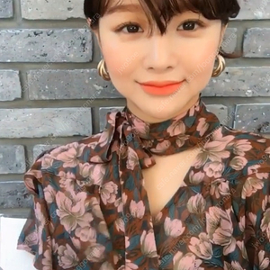 임블리 프릴 블라우스