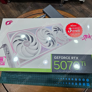 컬러풀 RTX 5070 TI 울트라 화이트 OC