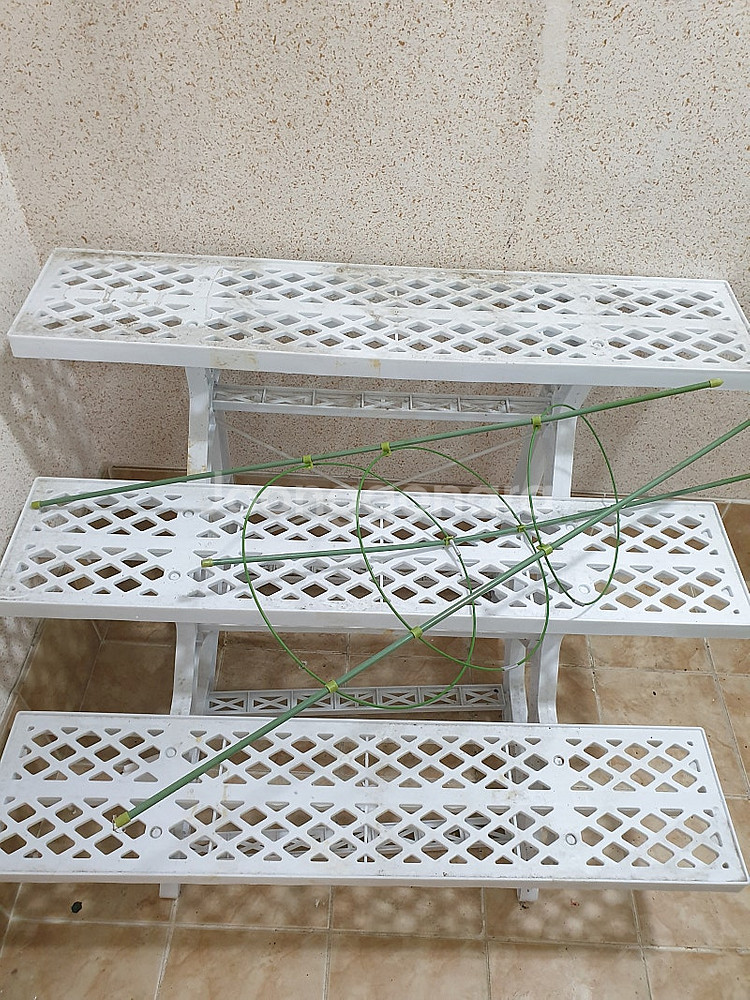 골드 금속화분 + 3단 화이트 계단식 + 지지대--1