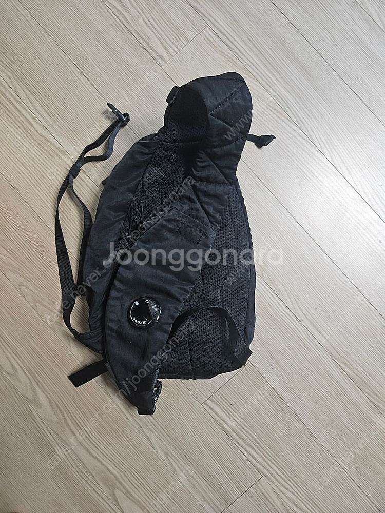 CP 컴퍼니 크로스 백 판매(거의새것)--1