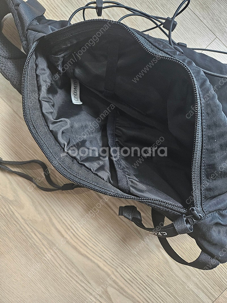 CP 컴퍼니 크로스 백 판매(거의새것)--3