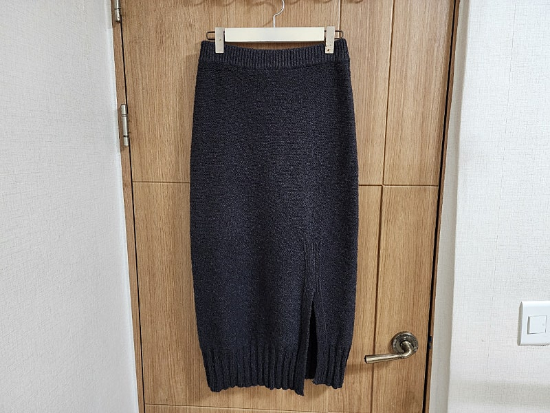 (66)여성 온앤온 슬릿 맥시 니트 스커트 차콜--1