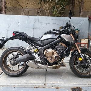 혼다 cb650r 입니다.