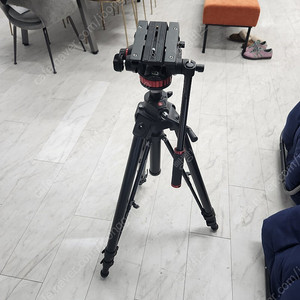 맨프로토(manfrotto) 카메라 삼각대(475B) + 유압식 프로 비디오헤드(MVH502AH) 싸게 팔아요