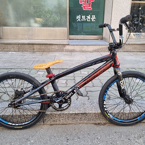 체이서 BMX레이싱 풀 컴스텀 자전거 판매합니다.사이즈는 익스퍼트LX입니다