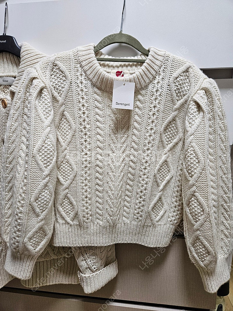 세렝게티 피셔맨 케이블 니트 묵화 배사임당 착용--1