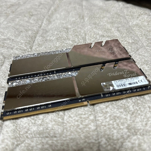 지스킬 로얄 DDR4 4400 CL18 16GB (8*2) 로얄 실버