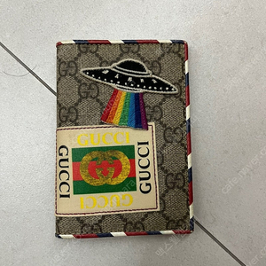 구찌 Gucci UFO 여권 지갑 케이스 팝니다.