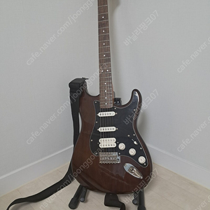 스콰이어 CLASSIC VIBE 70S STRATOCASTER HSS Walnut 일렉기타