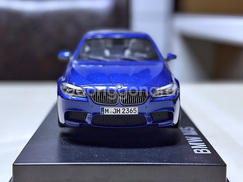 1:18 BMW M5 다이캐스트 판매합니다.--1