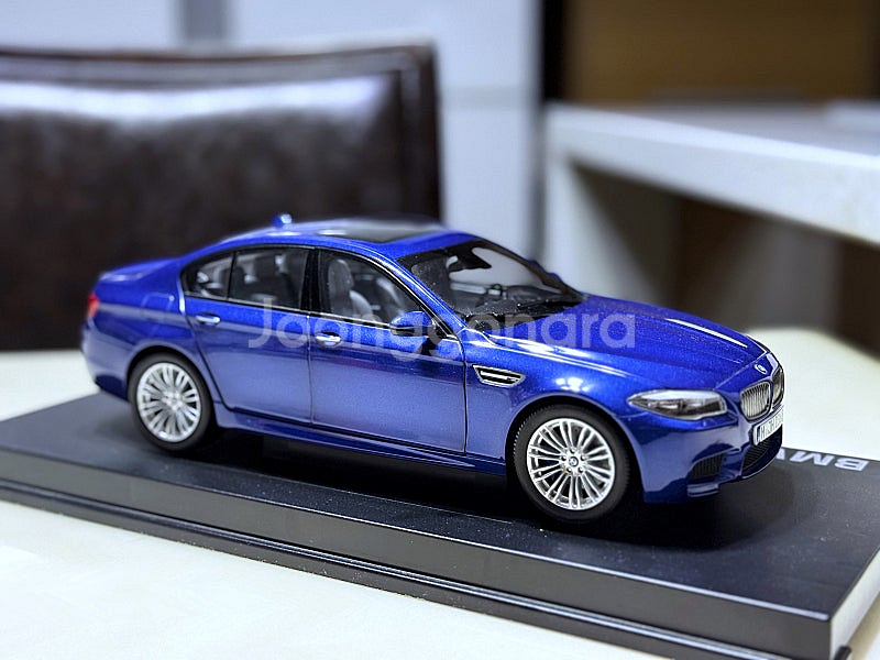 1:18 BMW M5 다이캐스트 판매합니다.--2
