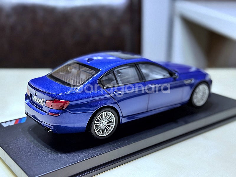 1:18 BMW M5 다이캐스트 판매합니다.--3