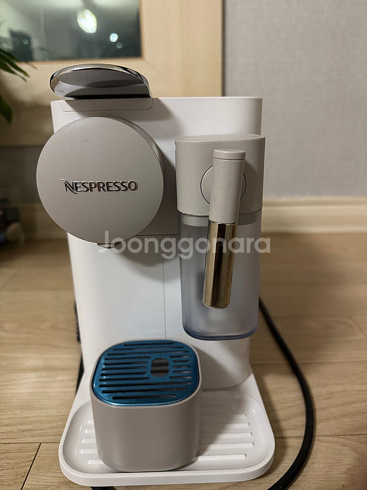 네스프레소 라타시마원 커피머신--1