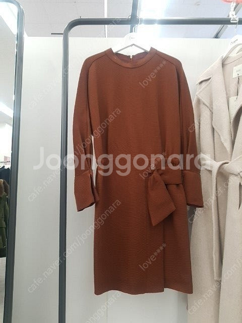 택포)듀엘 허리 포인트 니트 원피스--1