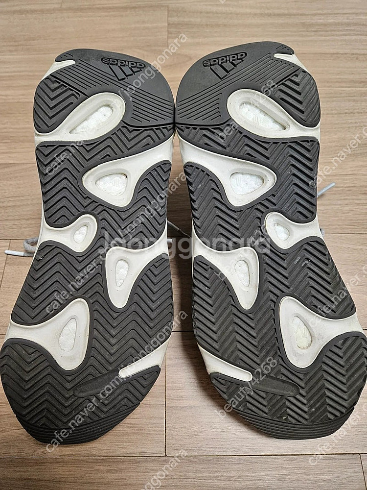 이지부스트 700 V2 크림 275 에이급 팝니다--1