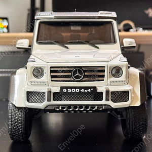 1:18 얼모스트리얼 G500 4X4 화이트