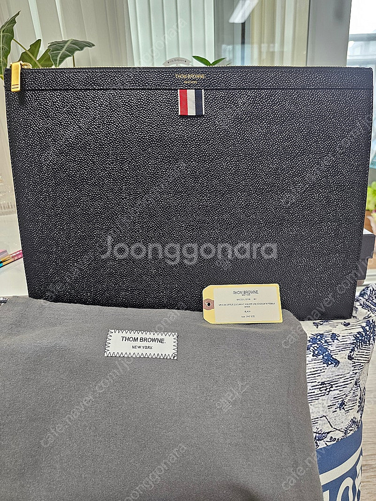 톰브라운 페블 그레인 삼선탭 미듐 클러치--0