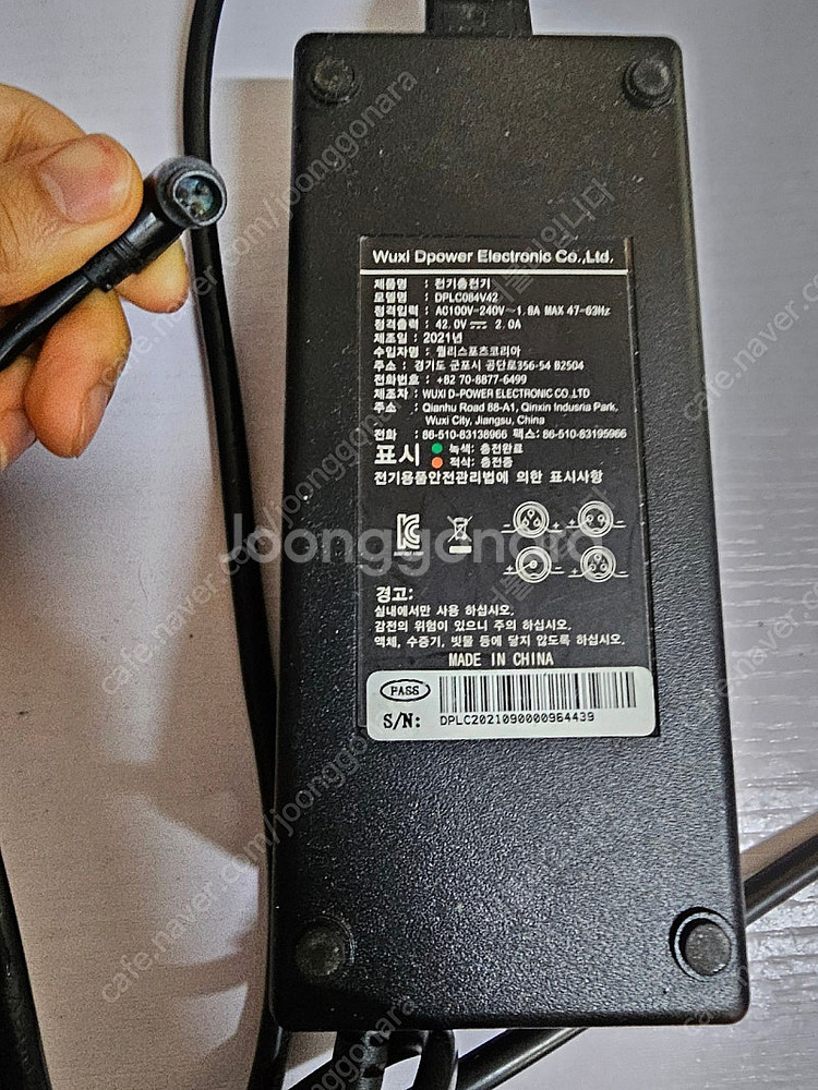 퀄리 전기자전거 배터리 충전기 36V 3핀 팝니다.--0