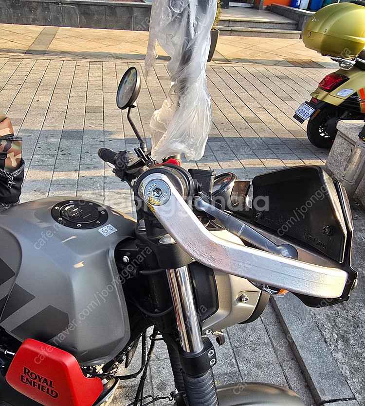 23년식 로얄엔필드 스크램 411 판매합니다~!--0