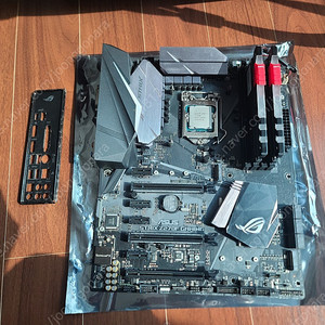 7700K+ASUS ROG STRIX Z270F+Geil EVO X 8+8GB램 팝니다 (커세어H110i 수냉쿨러 필요시 드림)