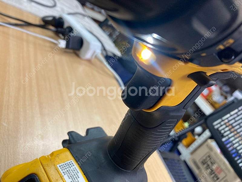 디월트 18V 충전 해머 드릴 세트 DCD780--3