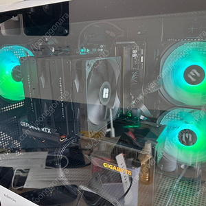 게이밍 PC 팝니다.9600X, 32G, 4070 super, 2TB