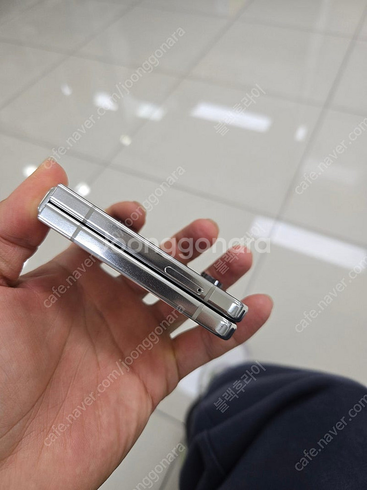 갤럭시 z플립5 256GB 화면 줄나감--2