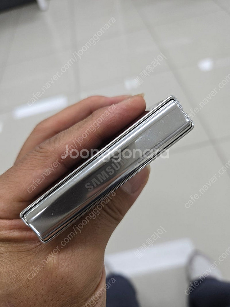 갤럭시 z플립5 256GB 화면 줄나감--6