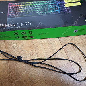 레이저 헌츠맨 v3 pro 풀배열 영문판 팝니다