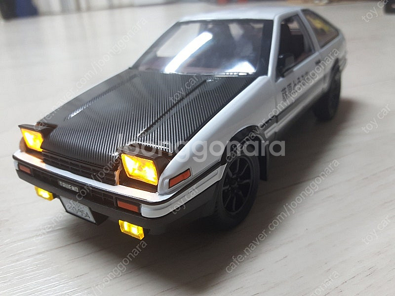 1:24사이즈 다이캐스트 이니셜D 타쿠미 토요타 AE8...--6