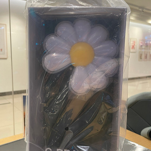 지드래곤 전시 md 판매합니다. 응원봉 , 반팔 블랙, 볼캡 레드/블루
