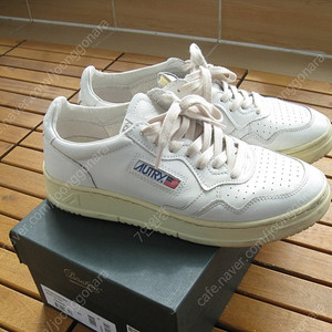 오트리 / Autry Medalist Low Leather Sneakers White / 42