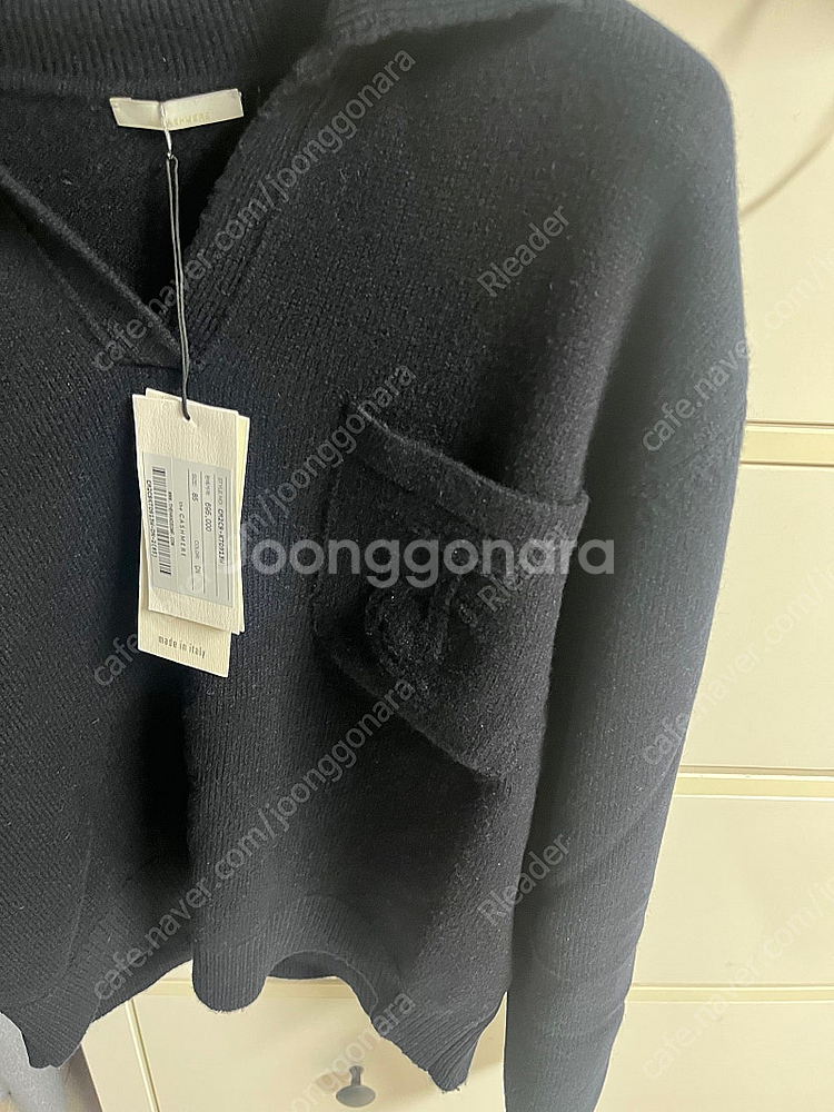 더캐시미어 오픈 칼라 니트탑--1